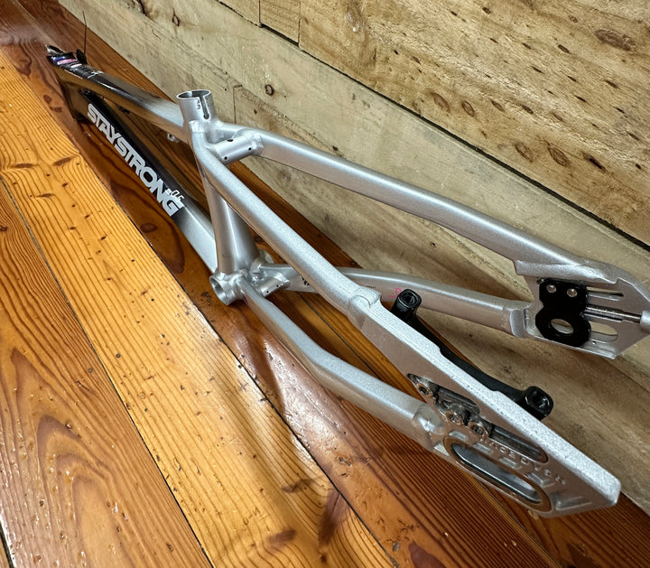 *USED* STAYSTRONG FOR LIFE 2024 V5 RACE FRAME - GREY/CHAMELEON - CRUISER